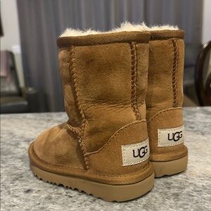 Uggs chesnut classic short 2 toddler size 10